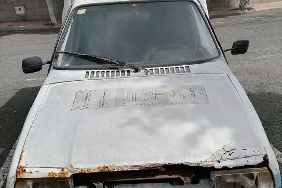 Más de un año lleva una furgoneta abandonada en La Hoyeta (Telde)/TA.